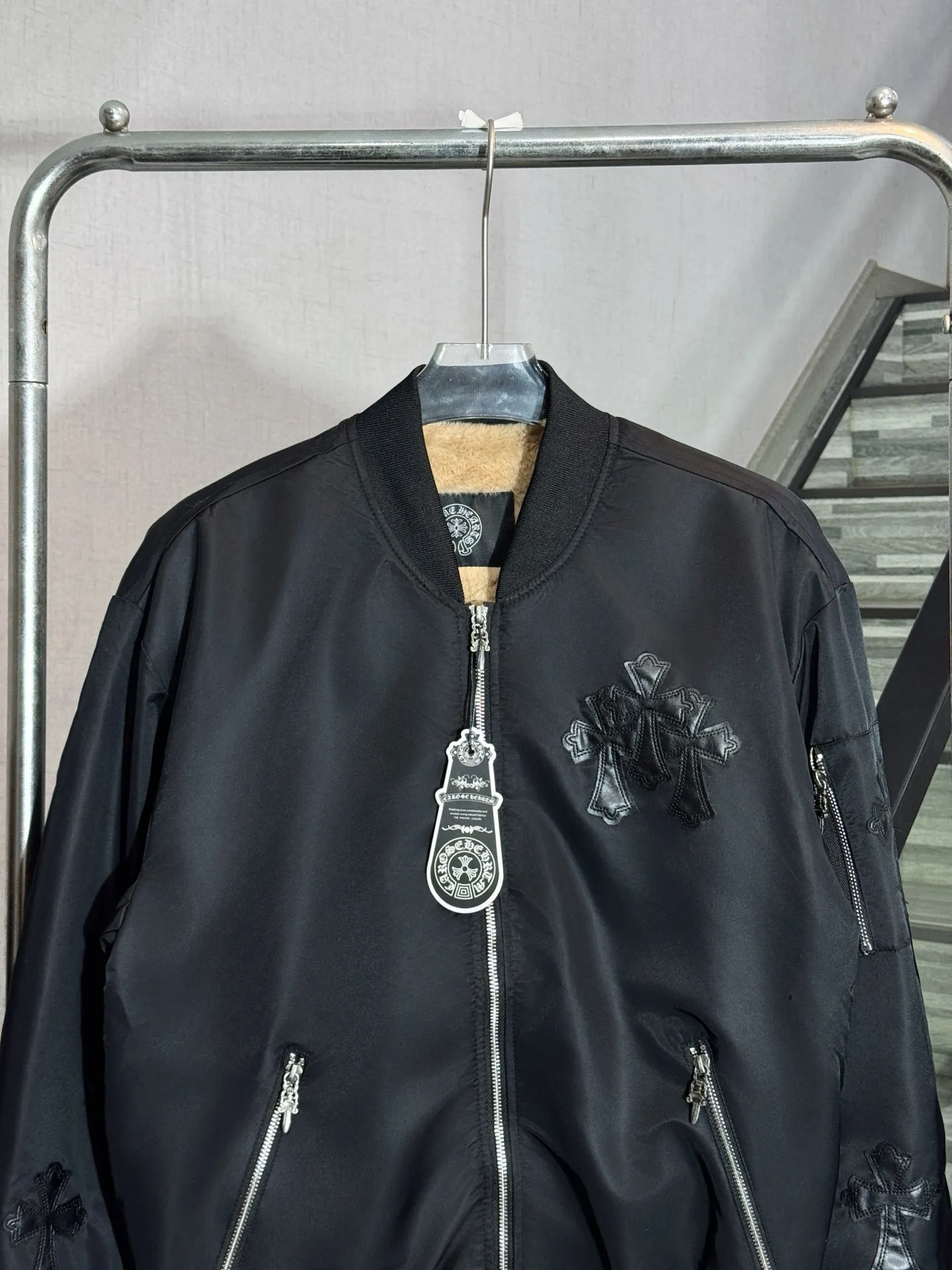P420 model number: HE409 Chromehearts-Chrome heart plus velvet leather zipper baseball cotton jacket The fabric is made of windproof polyester. The upper body is windproof and cold-proof in winter. The lining is made of plush wool, which is absolutely warm and comfortable. The threads of the collar and hem are made of elastic pure cotton threads of the same color and color. The original logo Croix heart cross leather label is customized to highlight the characteristics of the clothes. The original hardware double-pull zipper. The overall upper body of the clothes is very good-looking. It is made by a famous factory and has the original original label. It has all three labels. You can buy it with confidence.  Color: Picture color Size: S M L XL